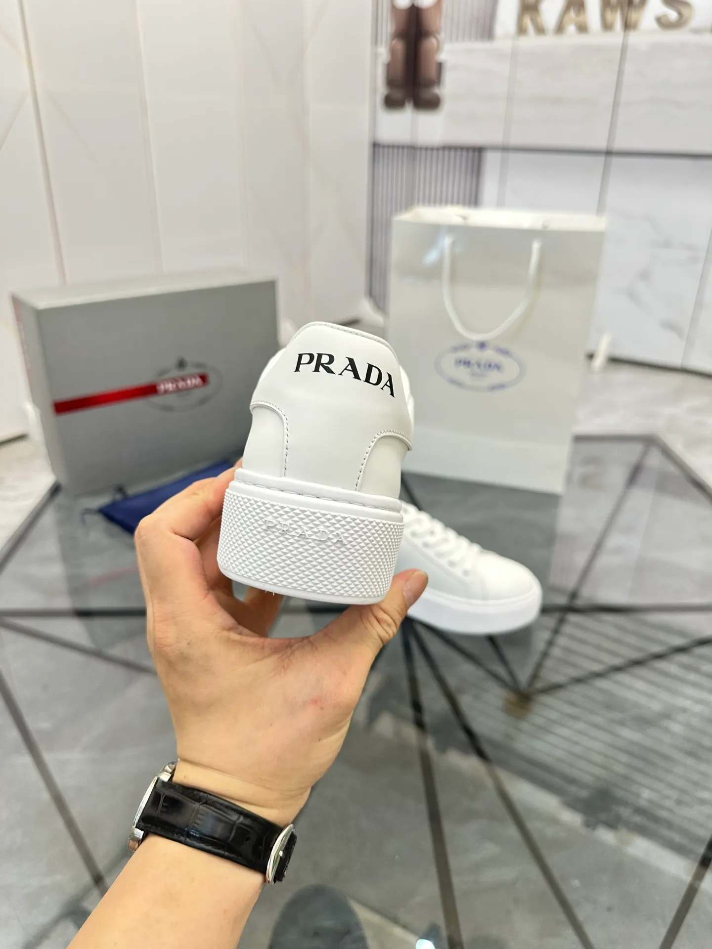 Men's shoes for sale 💰: 💰P520¥ High-end top quality Product trademark: Prada *"Prada*" low-top casual shoes Regular size: 35-45 (can be customized to 46) Couple style Product materials: imported first-layer cowhide leather upper, water-dyed sheep lining, original ultra-light foam outsole. No.: H201